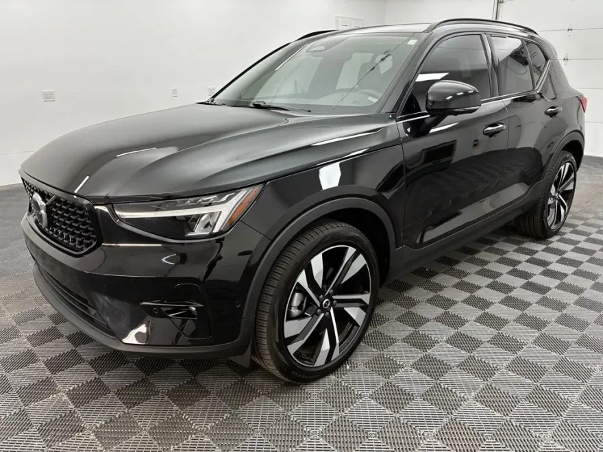 2023 Volvo XC40 Plus photo 1
