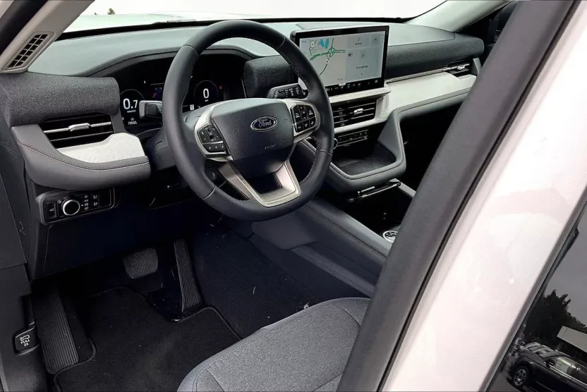 2025 Ford Explorer photo 1