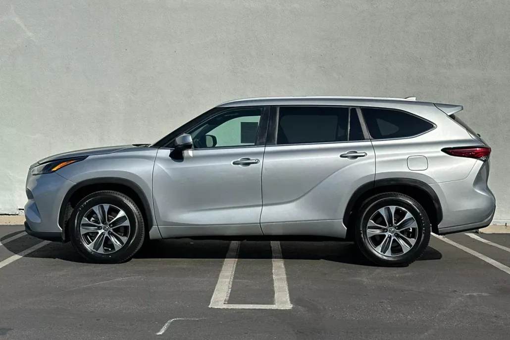 2023 Toyota Highlander XLE photo 1