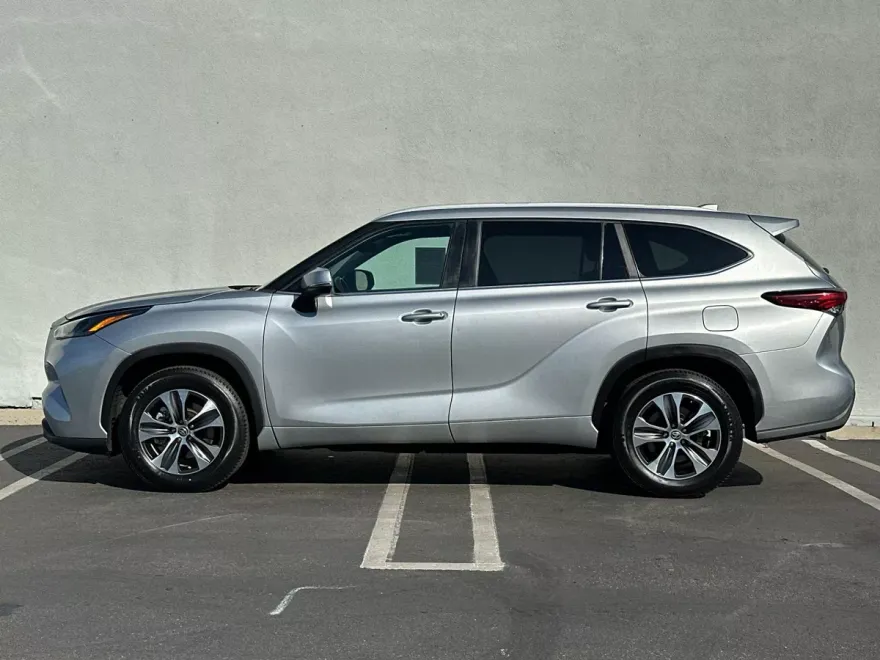 2023 Toyota Highlander XLE photo 1