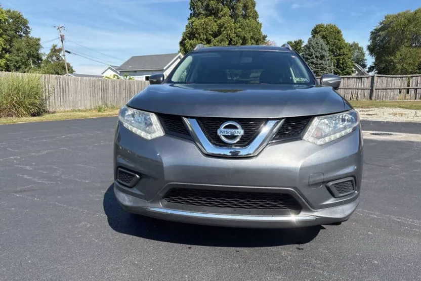 2015 Nissan Rogue SV photo 1