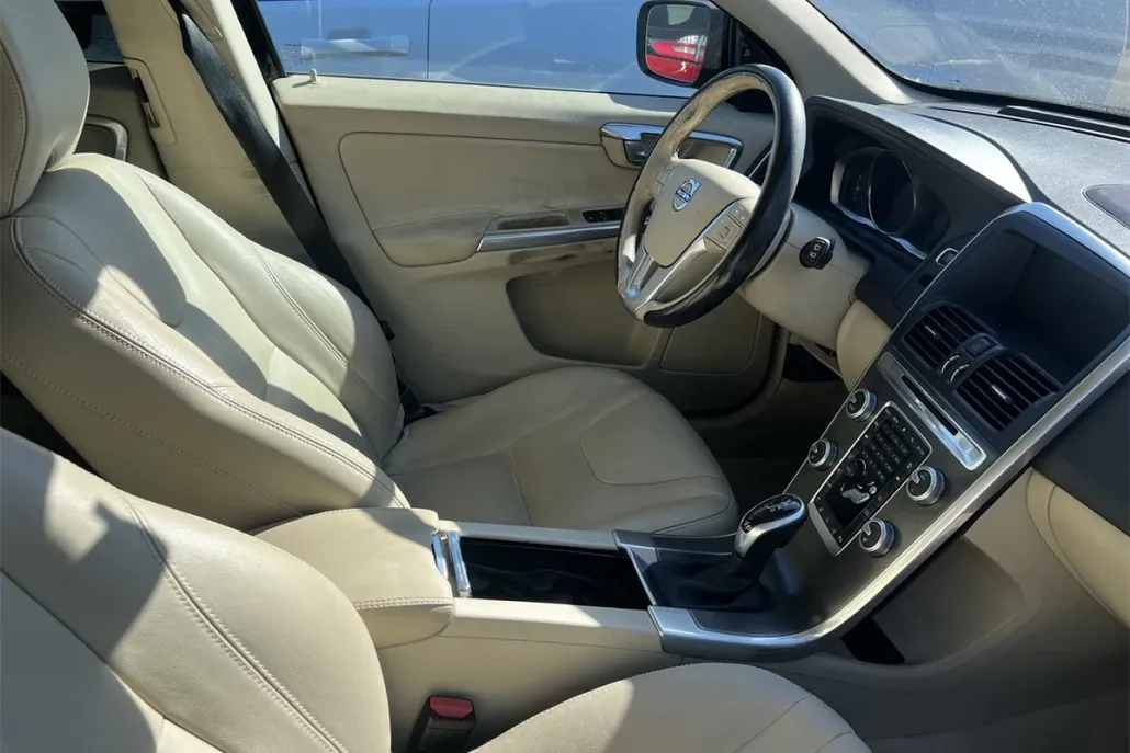 2016 Volvo XC60 T6 Drive-E Platinum photo 1