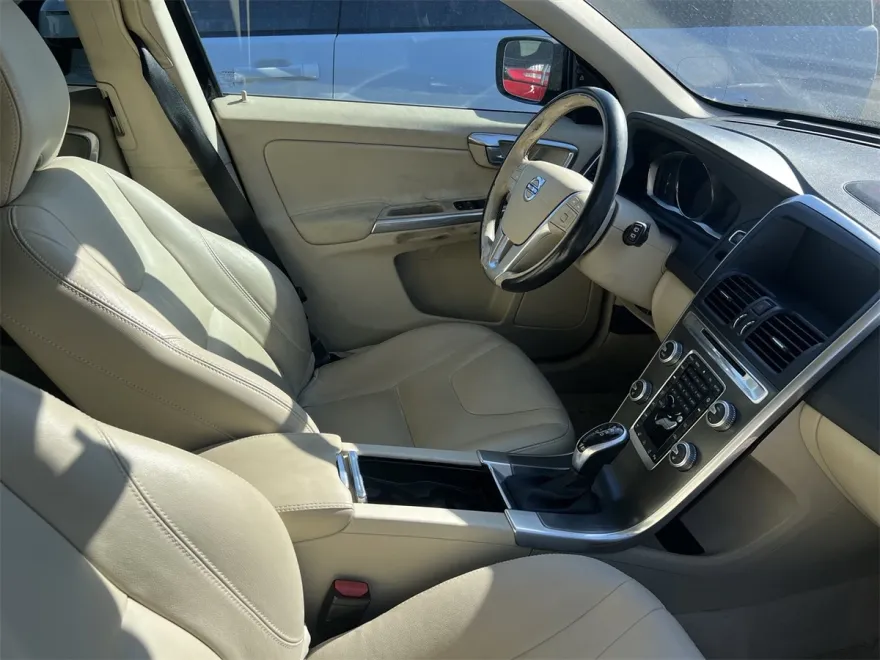 2016 Volvo XC60 T6 Drive-E Platinum photo 1