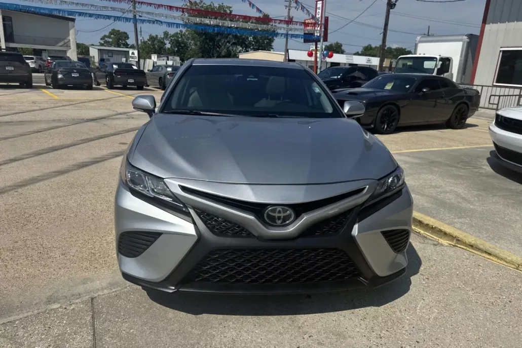 2020 Toyota Camry SE photo 1