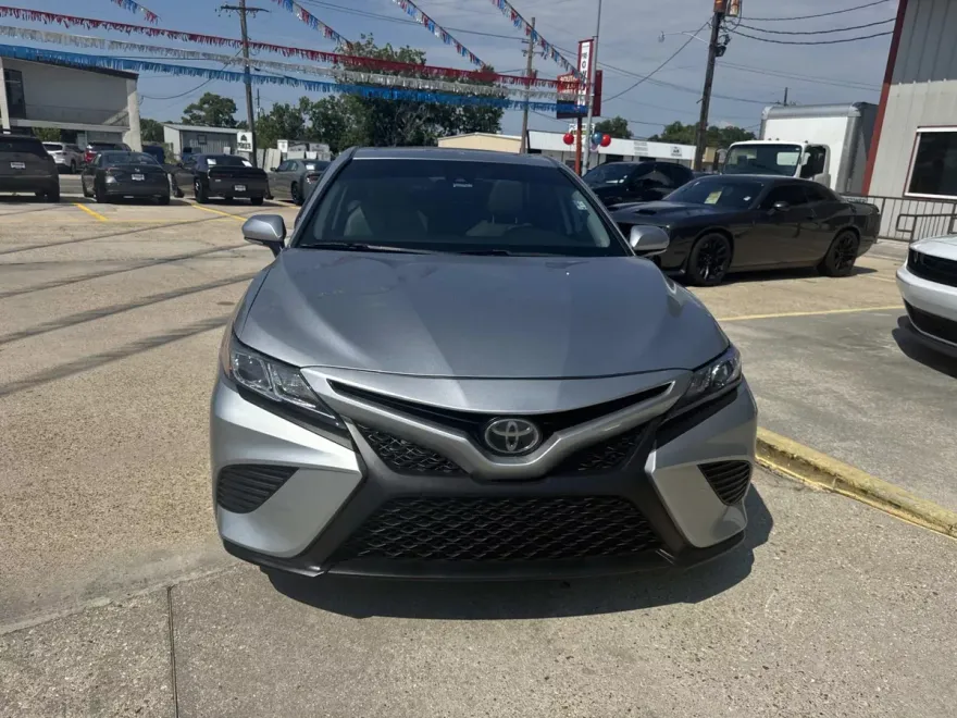 2020 Toyota Camry SE photo 1