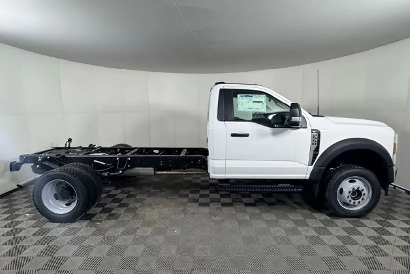 2025 Ford F-550 photo 1