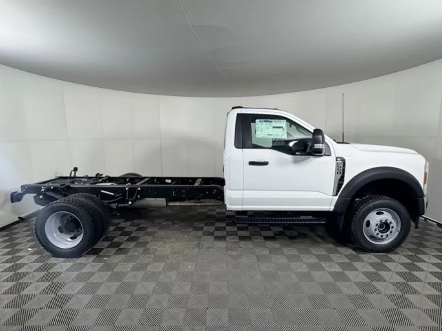 2025 Ford F-550 photo 1