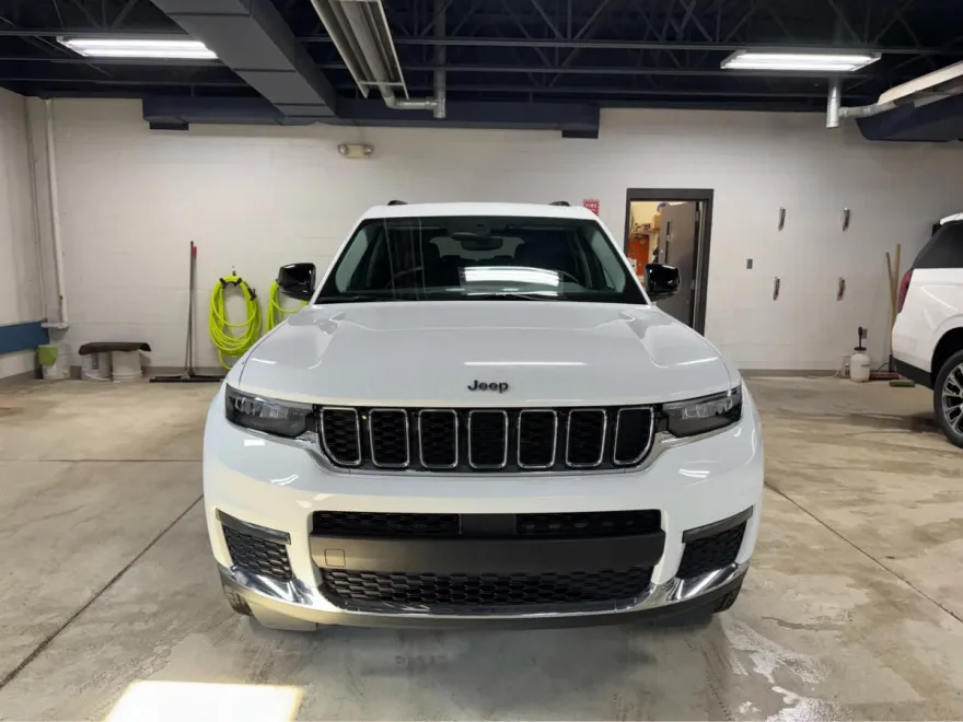 2023 Jeep Grand Cherokee Limited photo 1