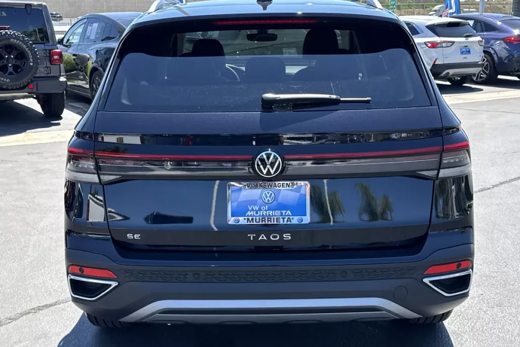 2025 Volkswagen Taos SE photo 1