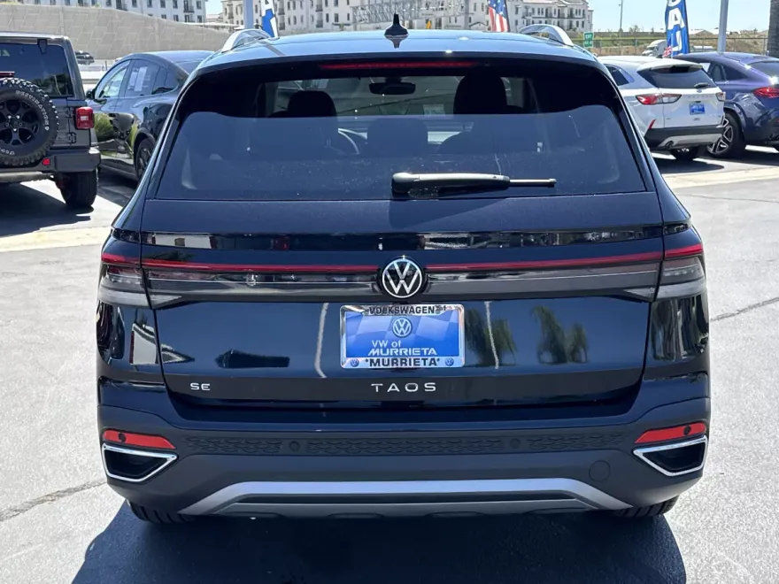 2025 Volkswagen Taos SE photo 1