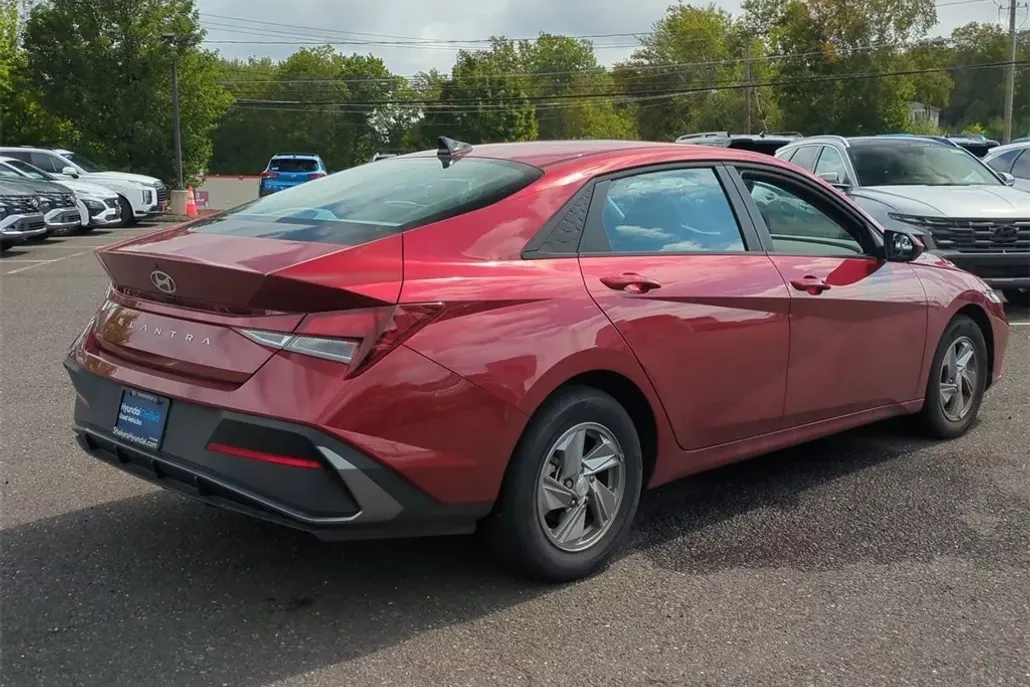 2024 Hyundai Elantra SE photo 1