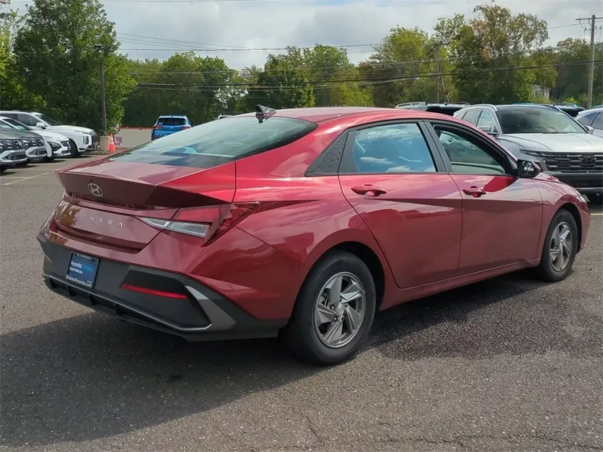 2024 Hyundai Elantra SE photo 1