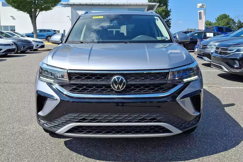 2022 Volkswagen Taos SE photo 1