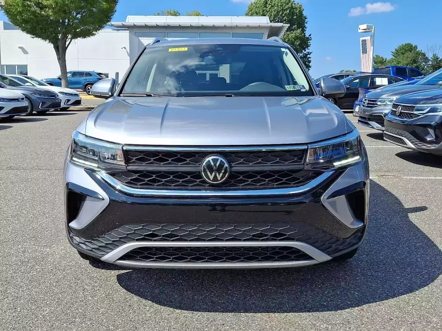 2022 Volkswagen Taos SE photo 1