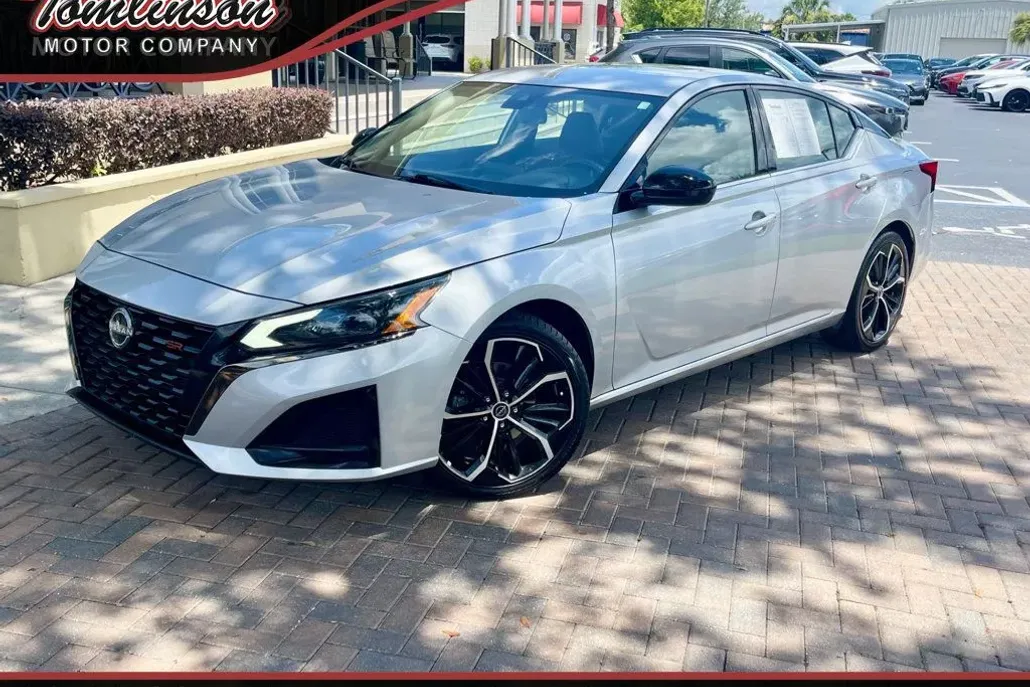 2023 Nissan Altima 2.5 SR photo 1
