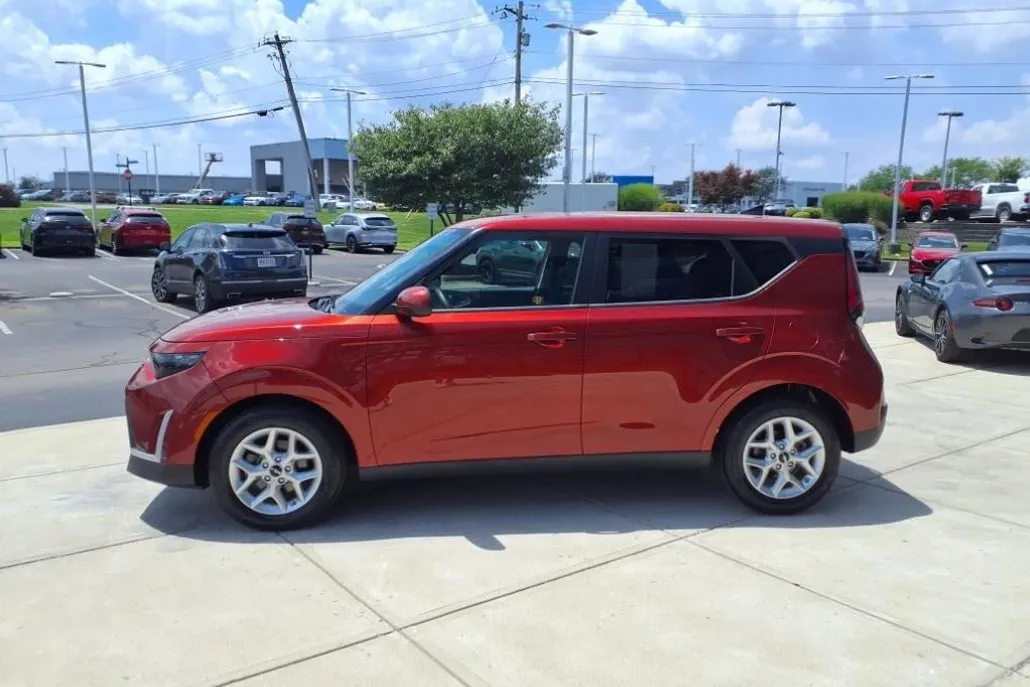 2023 Kia Soul LX photo 1