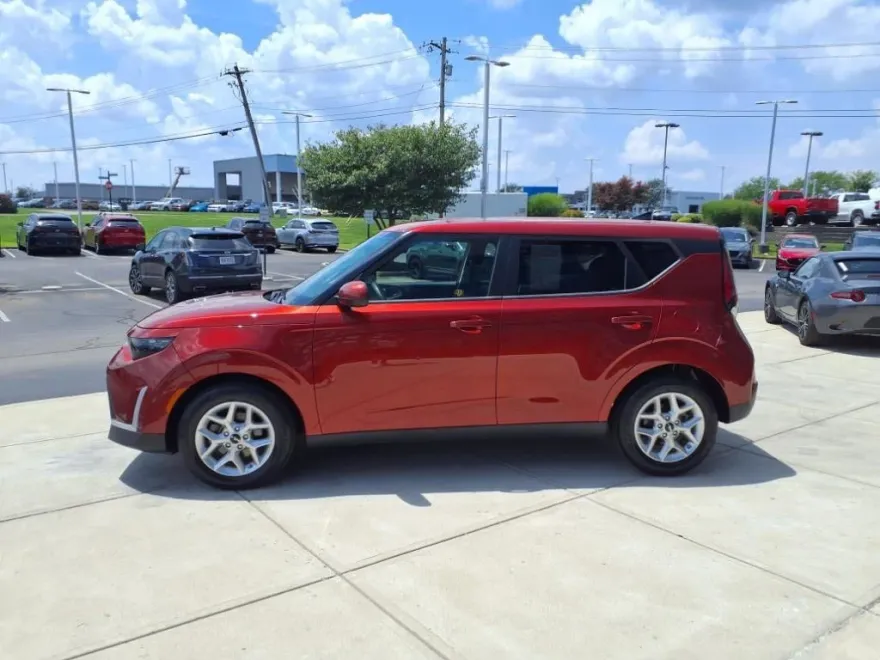 2023 Kia Soul LX photo 1