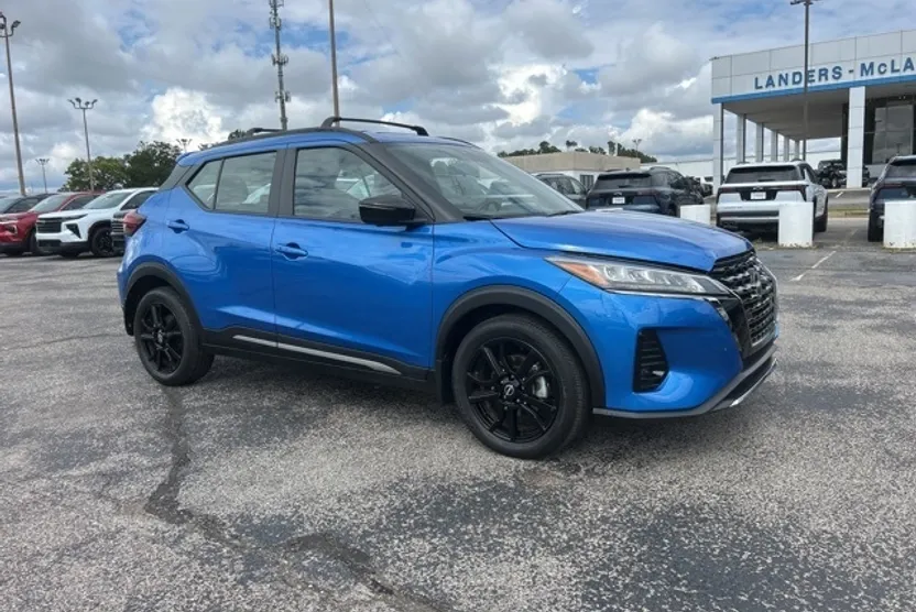 2023 Nissan Kicks SR photo 1