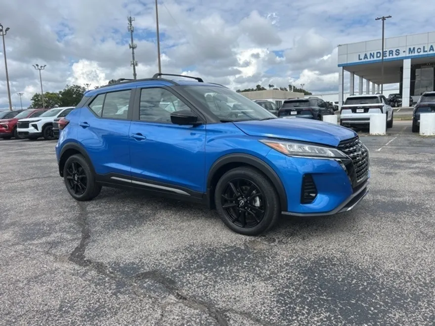 2023 Nissan Kicks SR photo 1