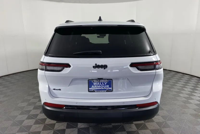 2025 Jeep Grand Cherokee Laredo Altitude photo 1