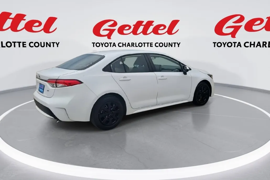 2021 Toyota Corolla LE photo 1