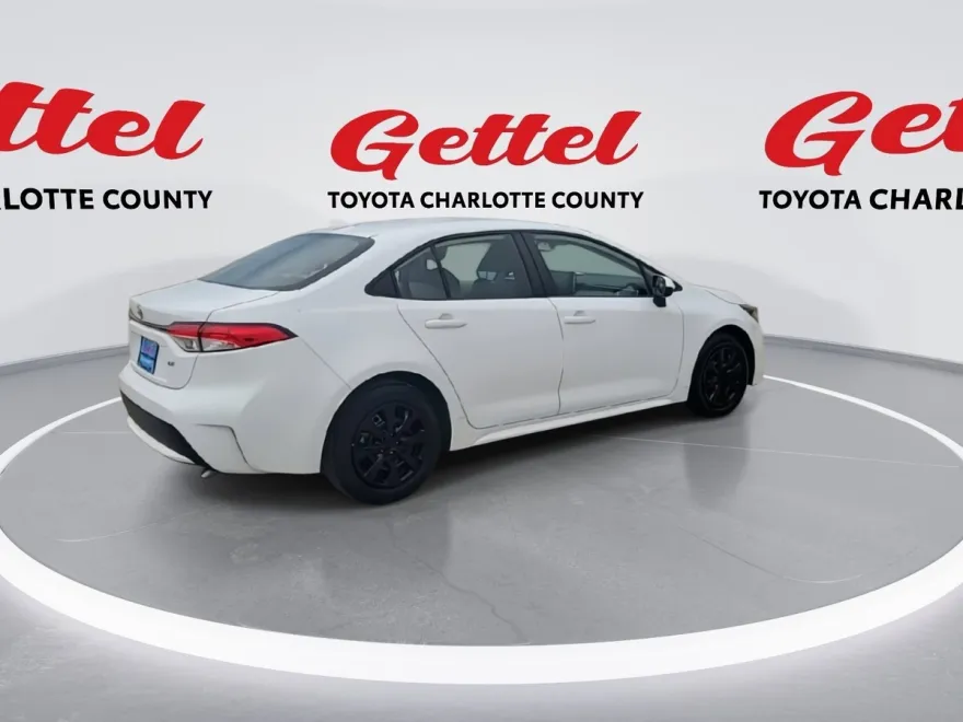2021 Toyota Corolla LE photo 1