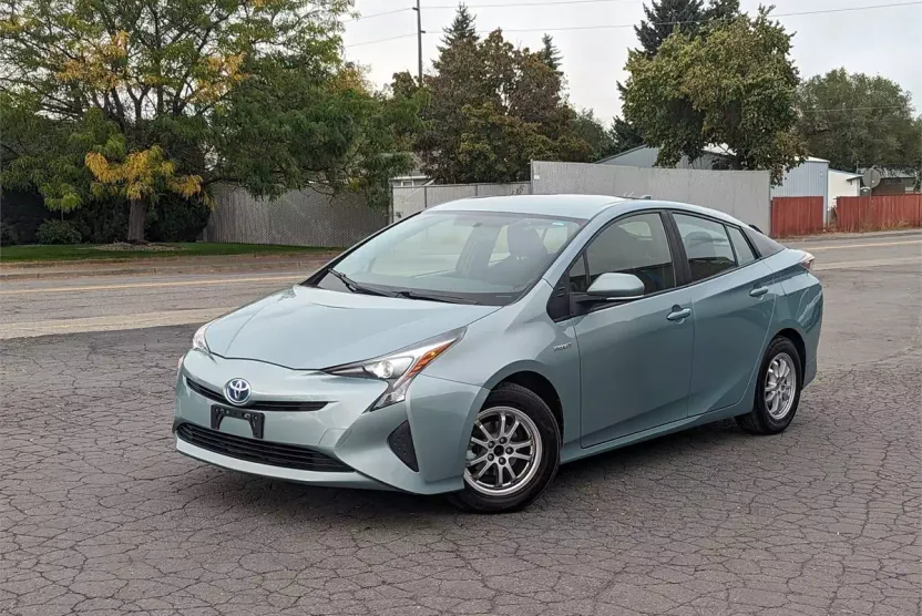 2016 Toyota Prius Two photo 1