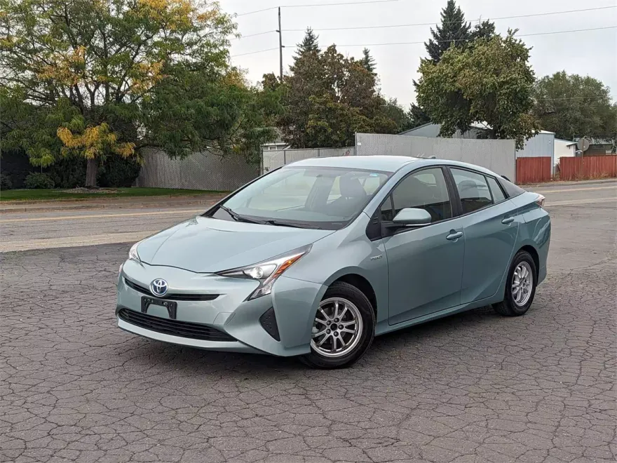 2016 Toyota Prius Two photo 1