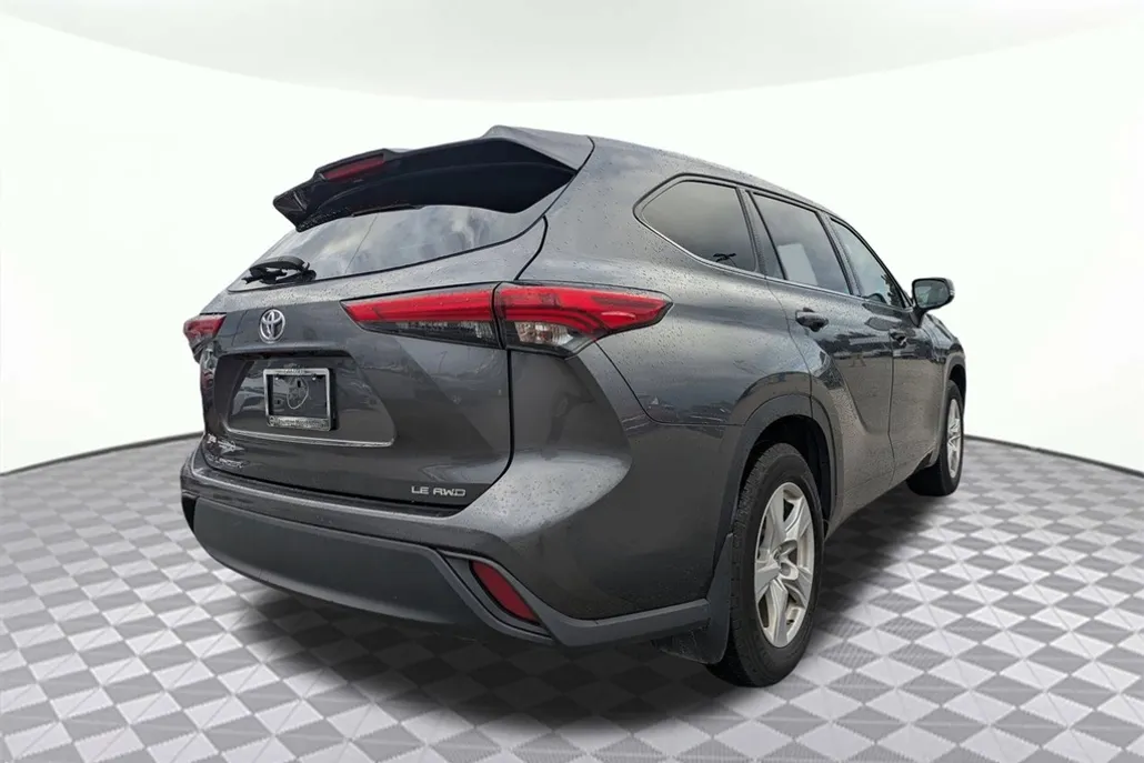 2022 Toyota Highlander LE photo 1