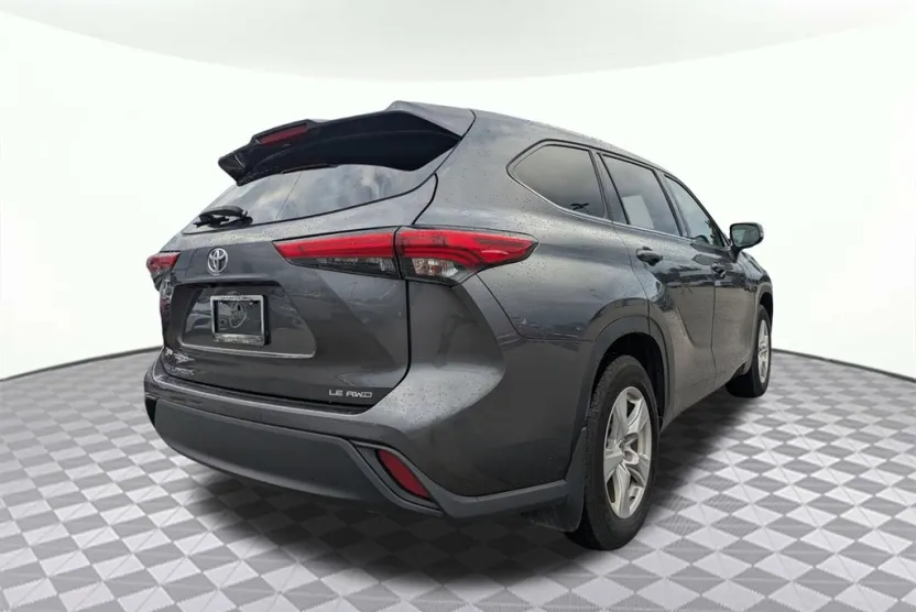 2022 Toyota Highlander LE photo 1