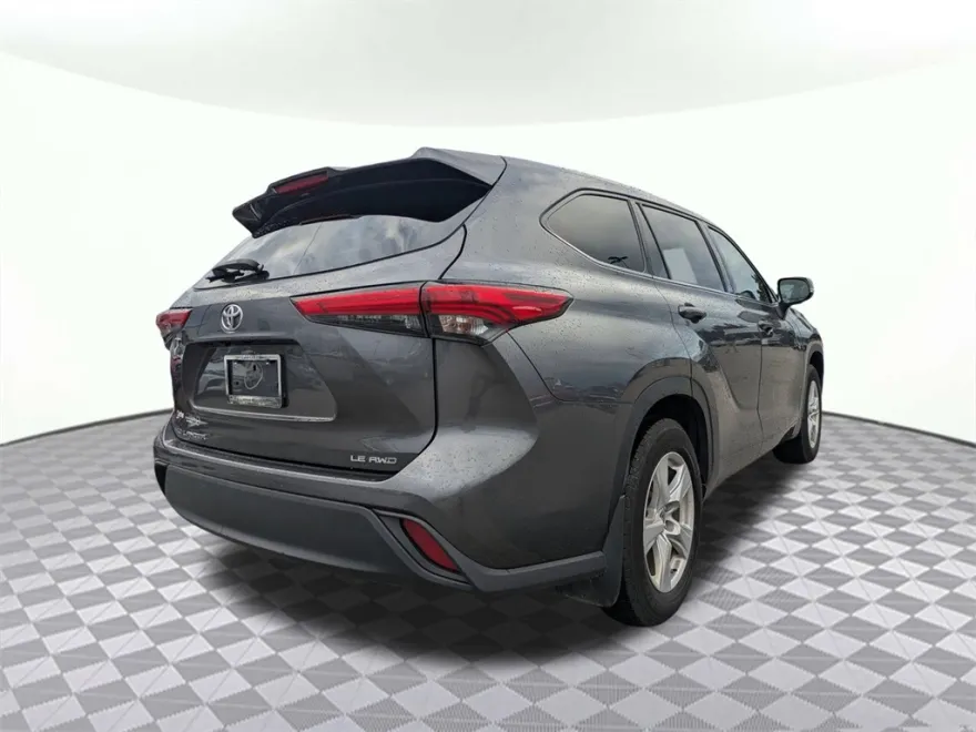 2022 Toyota Highlander LE photo 1