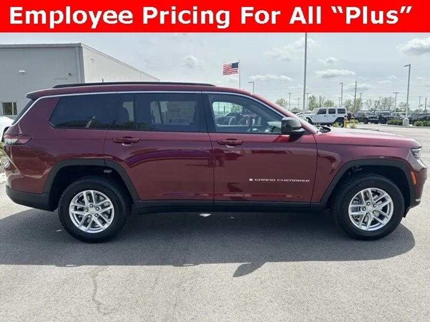 2025 Jeep Grand Cherokee Laredo photo 2