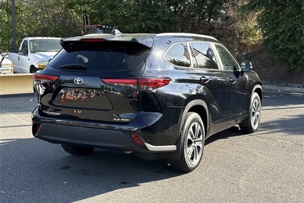 2023 Toyota Highlander XLE photo 1