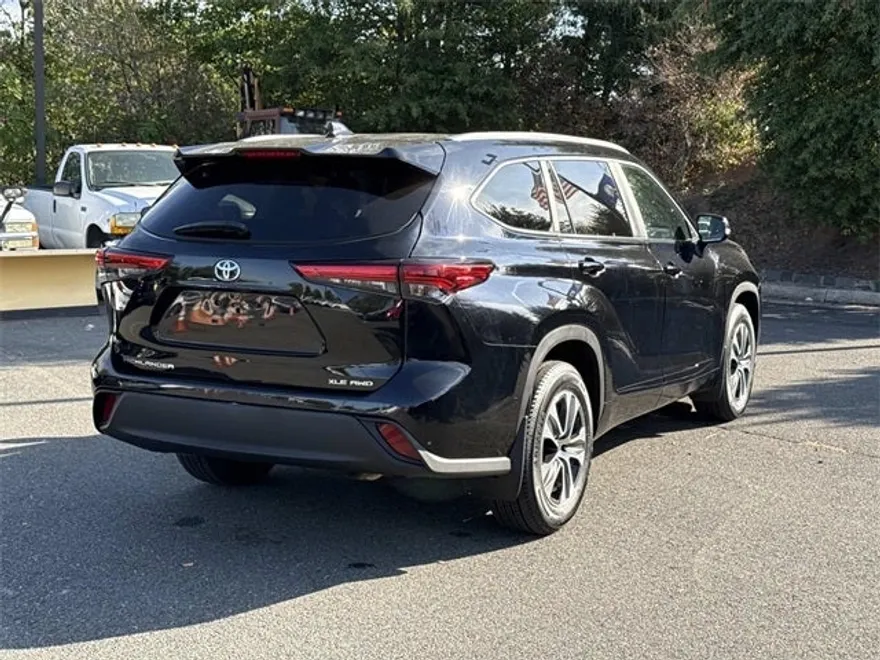 2023 Toyota Highlander XLE photo 1