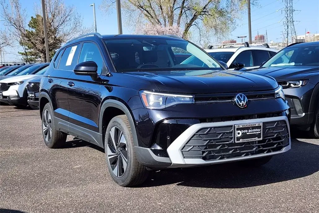 2025 Volkswagen Taos SE photo 1