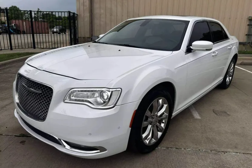 2016 Chrysler 300 Limited photo 1