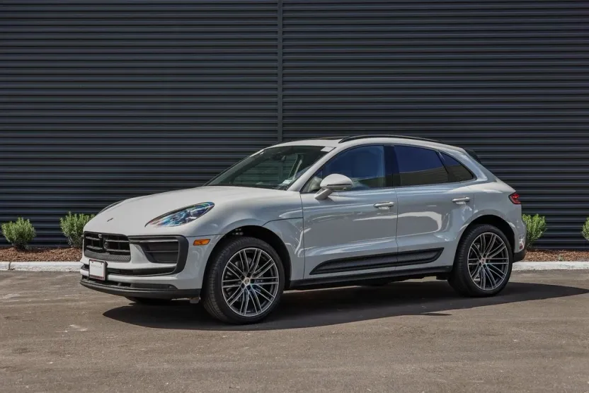 2025 Porsche Macan T photo 1
