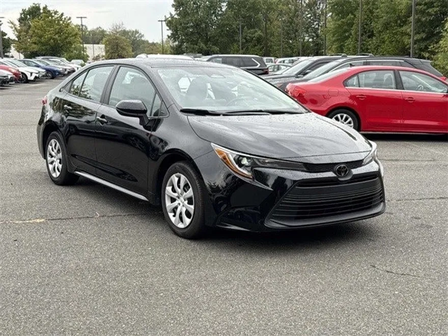 2024 Toyota Corolla LE photo 1