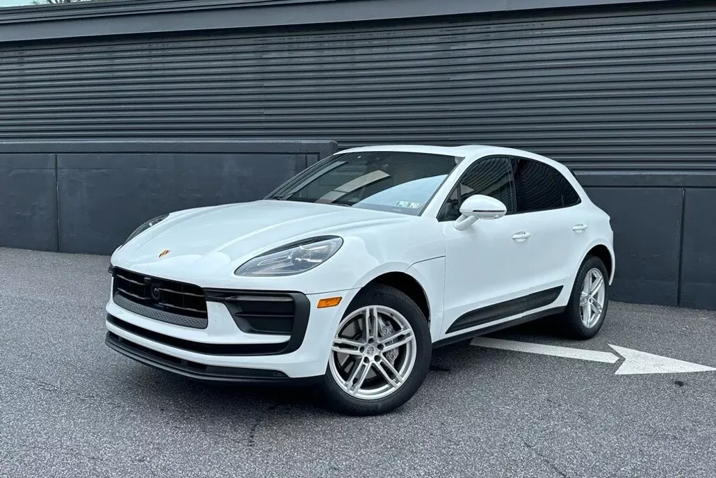 2025 Porsche Macan photo 1