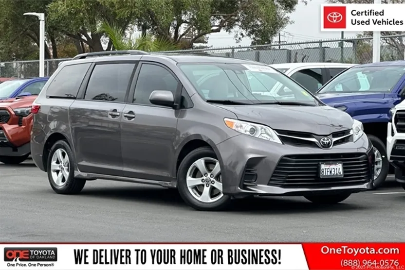 2020 Toyota Sienna LE photo 1