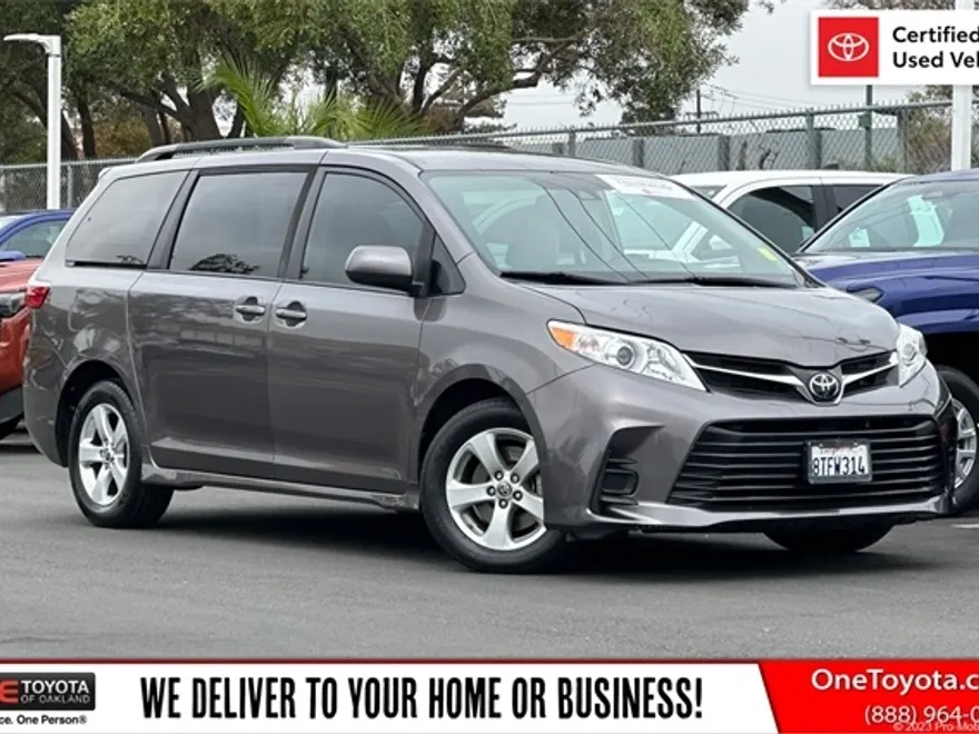 2020 Toyota Sienna LE photo 1