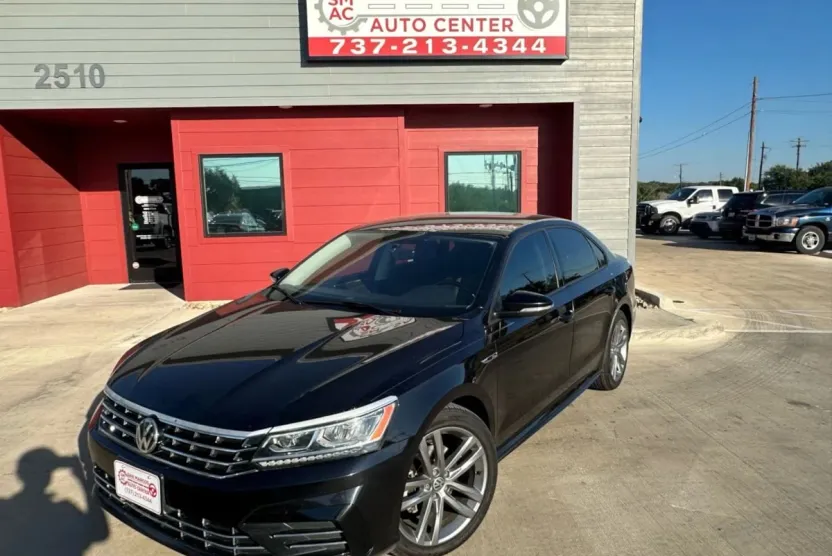 2018 Volkswagen Passat R-Line photo 1