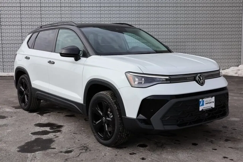 2025 Volkswagen Taos SE photo 1
