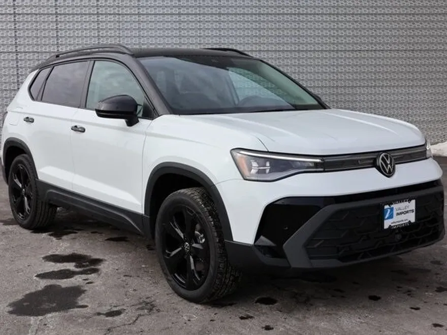 2025 Volkswagen Taos SE photo 1