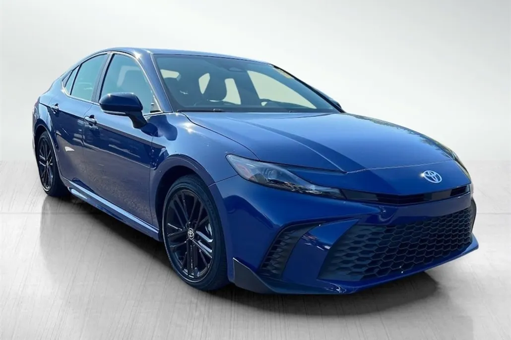 2025 Toyota Camry SE Hybrid photo 1