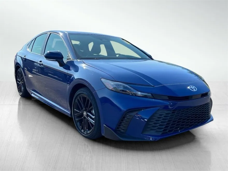 2025 Toyota Camry SE Hybrid photo 1