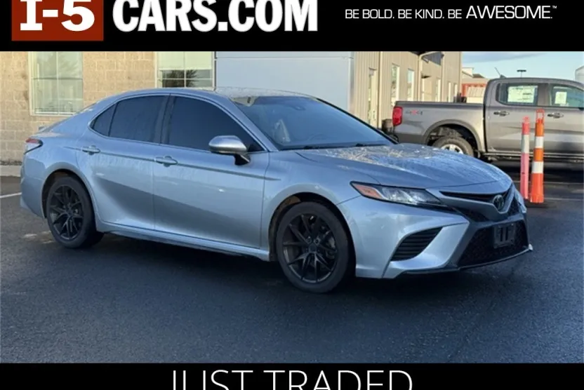 2018 Toyota Camry SE photo 1