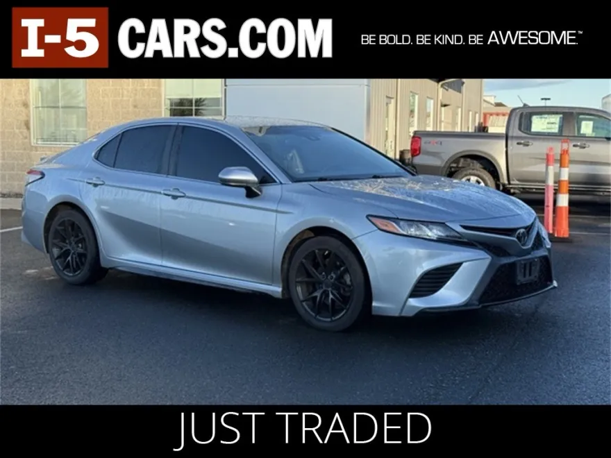 2018 Toyota Camry SE photo 1