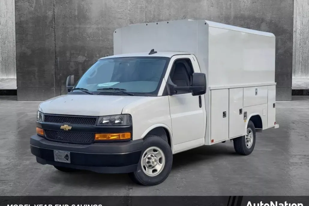 2024 Chevrolet Express Cutaway 3500 photo 1