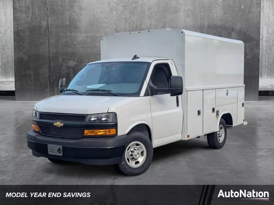 2024 Chevrolet Express Cutaway 3500 photo 1
